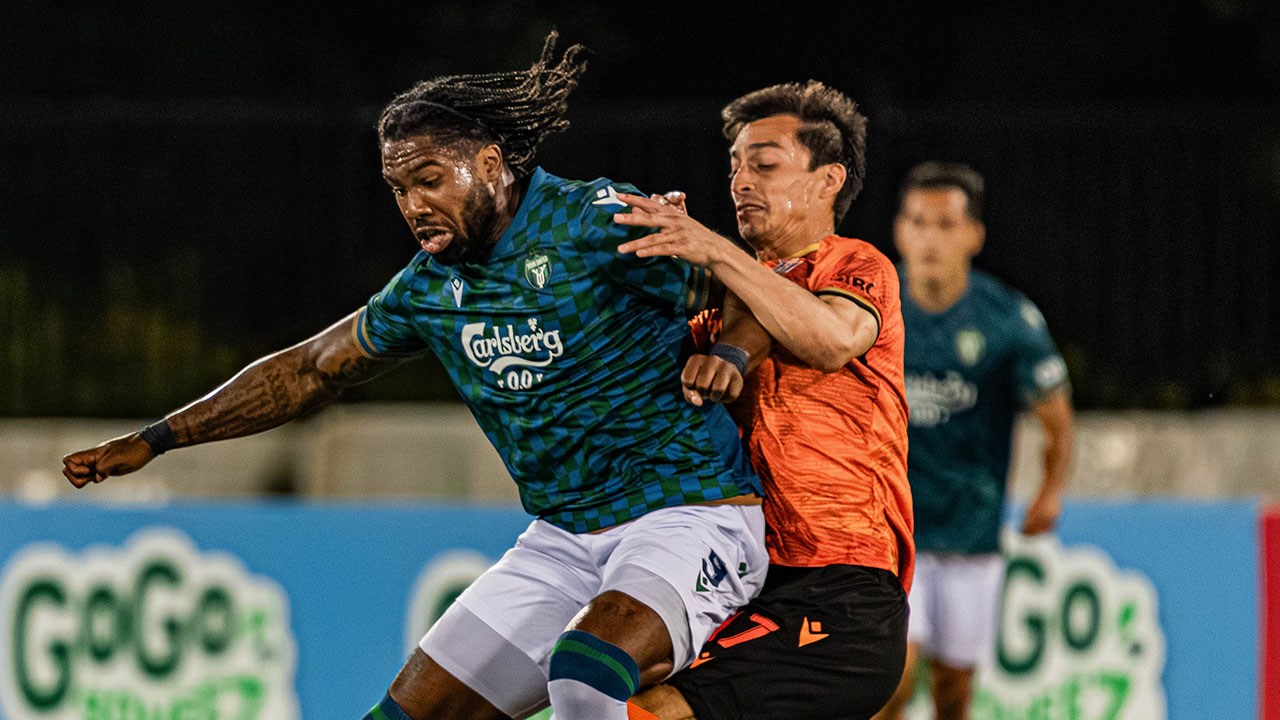 Brian Wright battling for the ball against Forge FC's Daniel Parra in 2024 (Photo credit: Denys Rudenko)